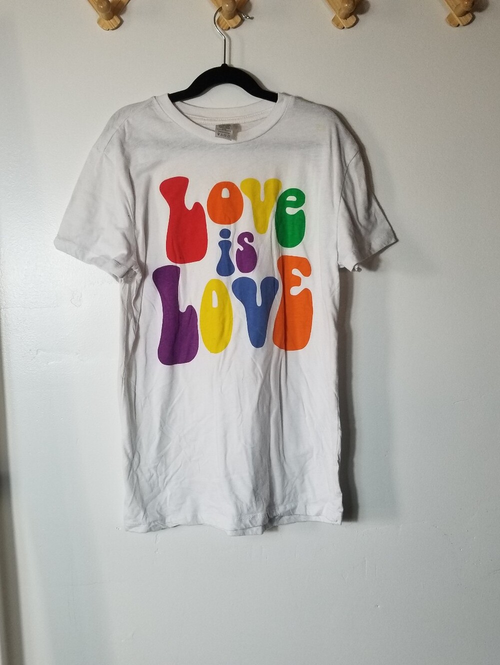 "LOVE IS LOVE" WOMEN'S GRAPHIC TEE SIZE SMALL